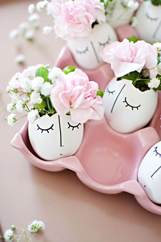 Oeufs utilisés comme petits vase pour décoration de table